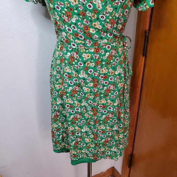 Mi Ami Size L Green Floral Wrap Dress Lined Flirty Flouncy Fabric Flutter Sleeve - Picture 11 of 13